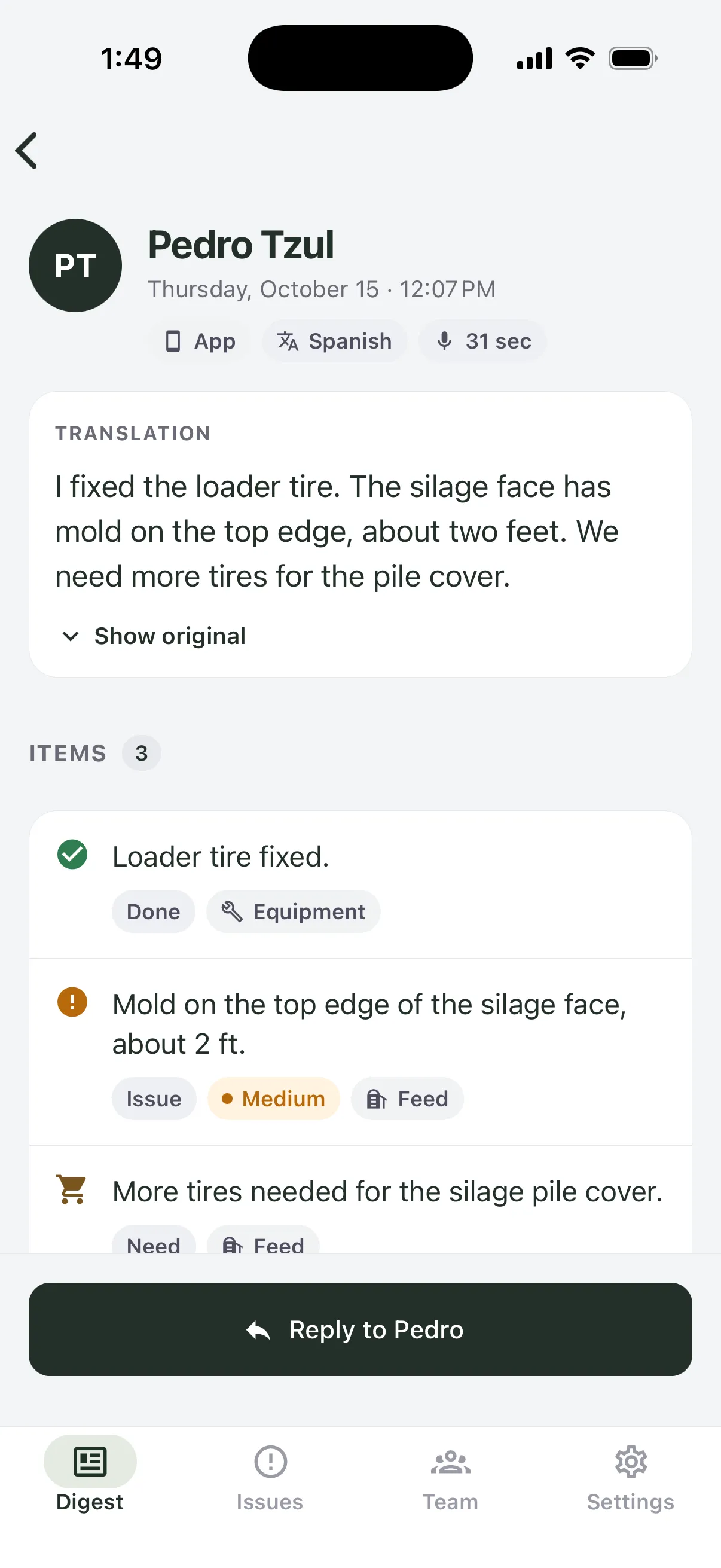 A worker report translated from Spanish, split into a done item, a medium issue about mold on the silage face, and a need for more tires.